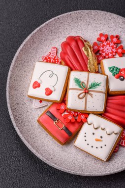 Noel tarzında renkli çikolatayla kaplanmış tatlı sünger kurabiyeleri.