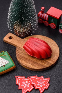 Noel tarzında renkli çikolatayla kaplanmış tatlı sünger kurabiyeleri.