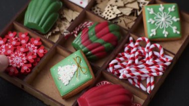 Lezzetli zencefilli çörek, madeleine bisküvileri ve koyu beton arka planda diğer Noel süsleri.