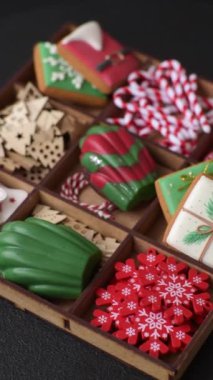 Lezzetli zencefilli çörek, madeleine bisküvileri ve koyu beton arka planda diğer Noel süsleri.