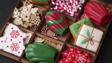 Lezzetli zencefilli çörek, madeleine bisküvileri ve koyu beton arka planda diğer Noel süsleri.