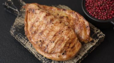 Tuzlu, baharatlı ve çimento kaplı ızgara tavuk filetosu.