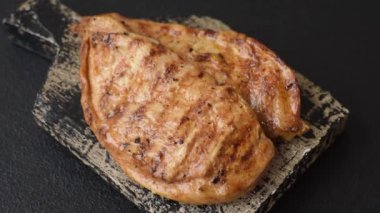 Tuzlu, baharatlı ve çimento kaplı ızgara tavuk filetosu.