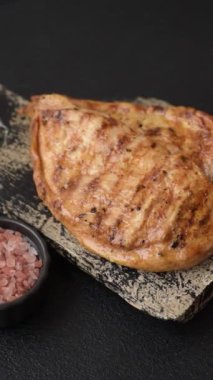 Tuzlu, baharatlı ve çimento kaplı ızgara tavuk filetosu.