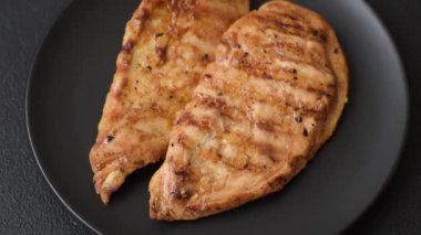 Tuzlu, baharatlı ve çimento kaplı ızgara tavuk filetosu.