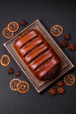 Koyu beton arka planda haşhaş tohumlu ev yapımı tatlı rulo.