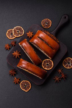 Koyu beton arka planda haşhaş tohumlu ev yapımı tatlı rulo.