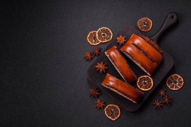 Koyu beton arka planda haşhaş tohumlu ev yapımı tatlı rulo.