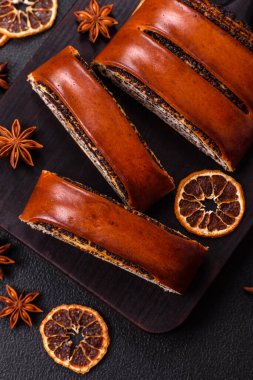 Koyu beton arka planda haşhaş tohumlu ev yapımı tatlı rulo.