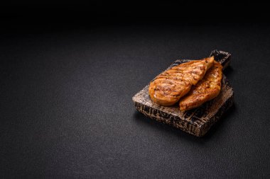 Tuzlu, baharatlı ve çimento kaplı ızgara tavuk filetosu.