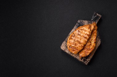 Tuzlu, baharatlı ve çimento kaplı ızgara tavuk filetosu.