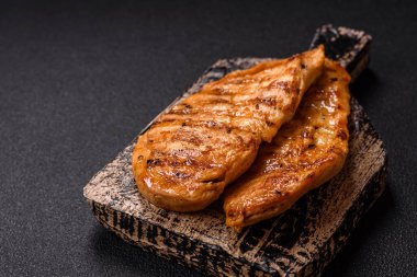 Tuzlu, baharatlı ve çimento kaplı ızgara tavuk filetosu.