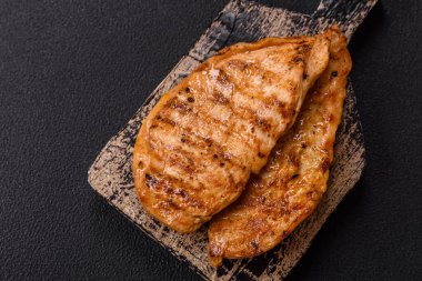 Tuzlu, baharatlı ve çimento kaplı ızgara tavuk filetosu.