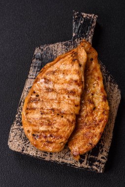 Tuzlu, baharatlı ve çimento kaplı ızgara tavuk filetosu.