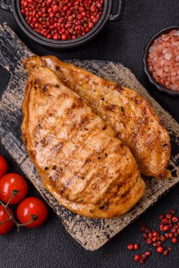 Tuzlu, baharatlı ve çimento kaplı ızgara tavuk filetosu.