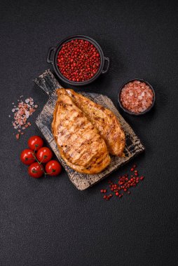 Tuzlu, baharatlı ve çimento kaplı ızgara tavuk filetosu.