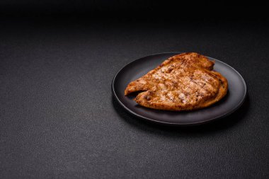 Tuzlu, baharatlı ve çimento kaplı ızgara tavuk filetosu.