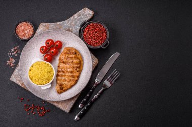 Tuzlu, baharatlı ve çimento kaplı ızgara tavuk filetosu.