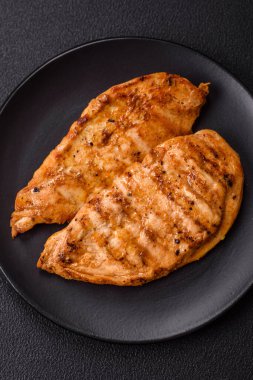 Tuzlu, baharatlı ve çimento kaplı ızgara tavuk filetosu.