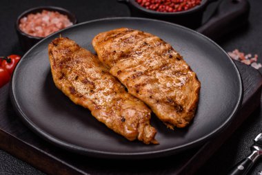 Tuzlu, baharatlı ve çimento kaplı ızgara tavuk filetosu.