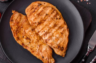 Tuzlu, baharatlı ve çimento kaplı ızgara tavuk filetosu.