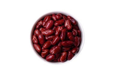 Lezzetli, besleyici kırmızı fasulyeler, yüksek kalorili kahvaltı ilavesi olarak tuz ve baharatlar.