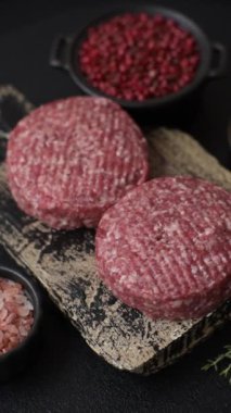 Beton kaplamalı tuzlu ve baharatlı taze çiğ biftek köftesi.