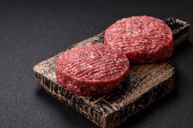 Beton kaplamalı tuzlu ve baharatlı taze çiğ biftek köftesi.