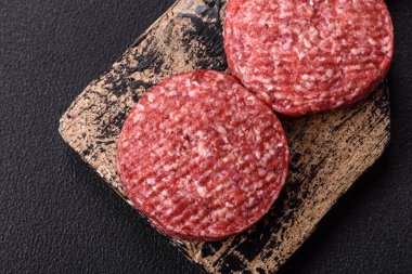 Beton kaplamalı tuzlu ve baharatlı taze çiğ biftek köftesi.