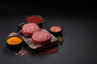 Beton kaplamalı tuzlu ve baharatlı taze çiğ biftek köftesi.