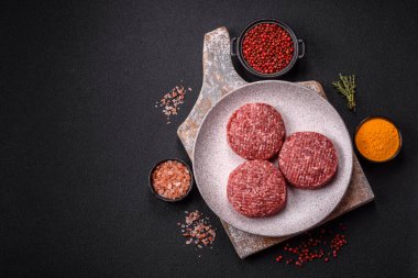 Beton kaplamalı tuzlu ve baharatlı taze çiğ biftek köftesi.