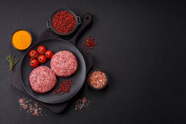 Beton kaplamalı tuzlu ve baharatlı taze çiğ biftek köftesi.