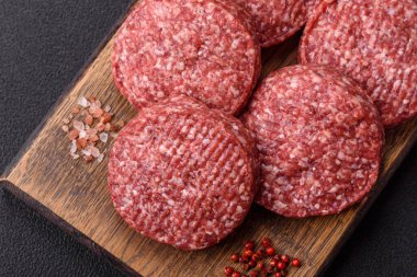 Beton kaplamalı tuzlu ve baharatlı taze çiğ biftek köftesi.