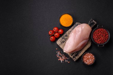 Çiğ tavuk parçaları ya da hindi filetosu. Tuz, baharat ve çimento kaplı otlar.