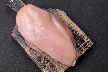 Çiğ tavuk parçaları ya da hindi filetosu. Tuz, baharat ve çimento kaplı otlar.