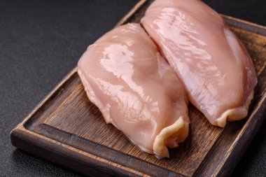 Çiğ tavuk parçaları ya da hindi filetosu. Tuz, baharat ve çimento kaplı otlar.