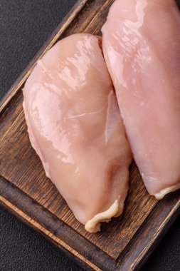 Çiğ tavuk parçaları ya da hindi filetosu. Tuz, baharat ve çimento kaplı otlar.