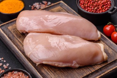 Çiğ tavuk parçaları ya da hindi filetosu. Tuz, baharat ve çimento kaplı otlar.