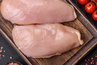 Çiğ tavuk parçaları ya da hindi filetosu. Tuz, baharat ve çimento kaplı otlar.