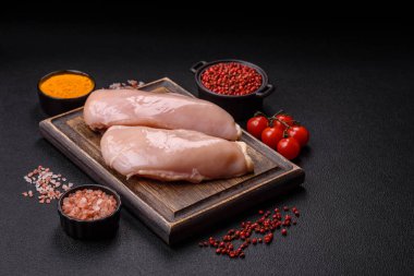 Çiğ tavuk parçaları ya da hindi filetosu. Tuz, baharat ve çimento kaplı otlar.