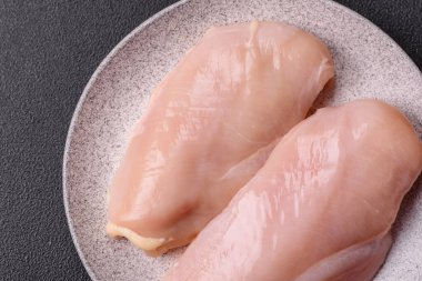 Çiğ tavuk parçaları ya da hindi filetosu. Tuz, baharat ve çimento kaplı otlar.