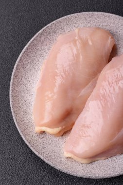 Çiğ tavuk parçaları ya da hindi filetosu. Tuz, baharat ve çimento kaplı otlar.