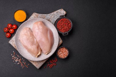 Çiğ tavuk parçaları ya da hindi filetosu. Tuz, baharat ve çimento kaplı otlar.