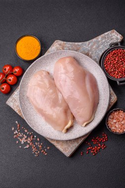 Çiğ tavuk parçaları ya da hindi filetosu. Tuz, baharat ve çimento kaplı otlar.