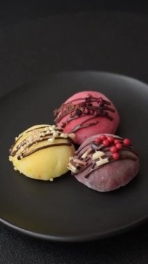 Lezzetli Asya mochi tatlısı pirinç hamuru kabuğu ve koyu beton arka planda meyveler.