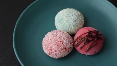 Lezzetli Asya mochi tatlısı pirinç hamuru kabuğu ve koyu beton arka planda meyveler.