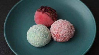 Lezzetli Asya mochi tatlısı pirinç hamuru kabuğu ve koyu beton arka planda meyveler.