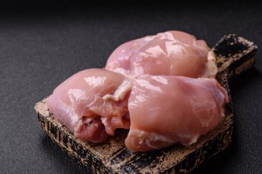 Taze çiğ tavuk filetosu. Tuzlu, baharatlı ve çimento kaplı.