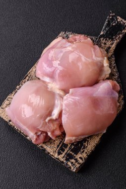 Taze çiğ tavuk filetosu. Tuzlu, baharatlı ve çimento kaplı.