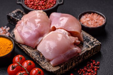 Taze çiğ tavuk filetosu. Tuzlu, baharatlı ve çimento kaplı.